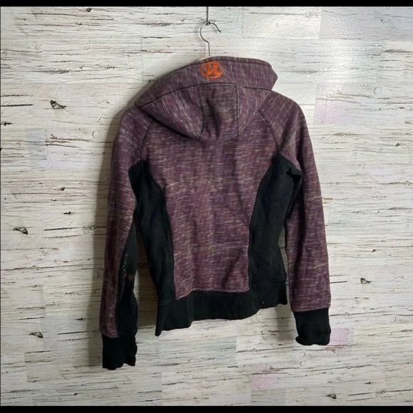 lululemon athletica Scuba Purple and Black Jacket size 8.
Shows signs of wear. - Picture 3 of 13
